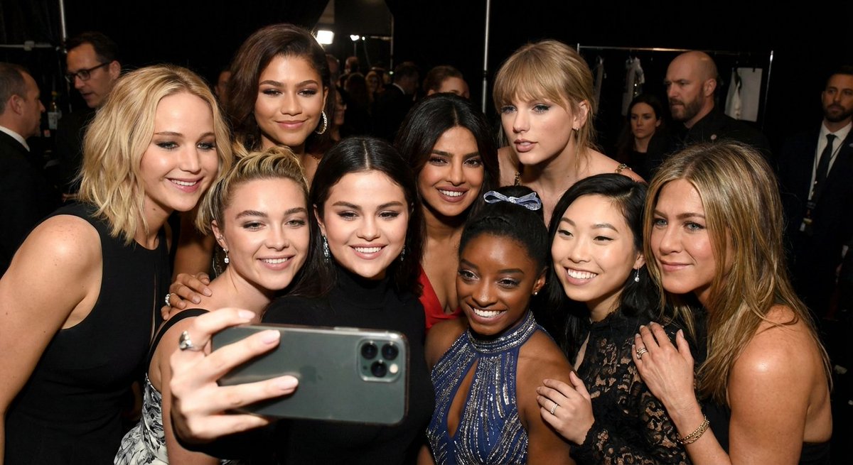 Selfie of multiple celebrities 2