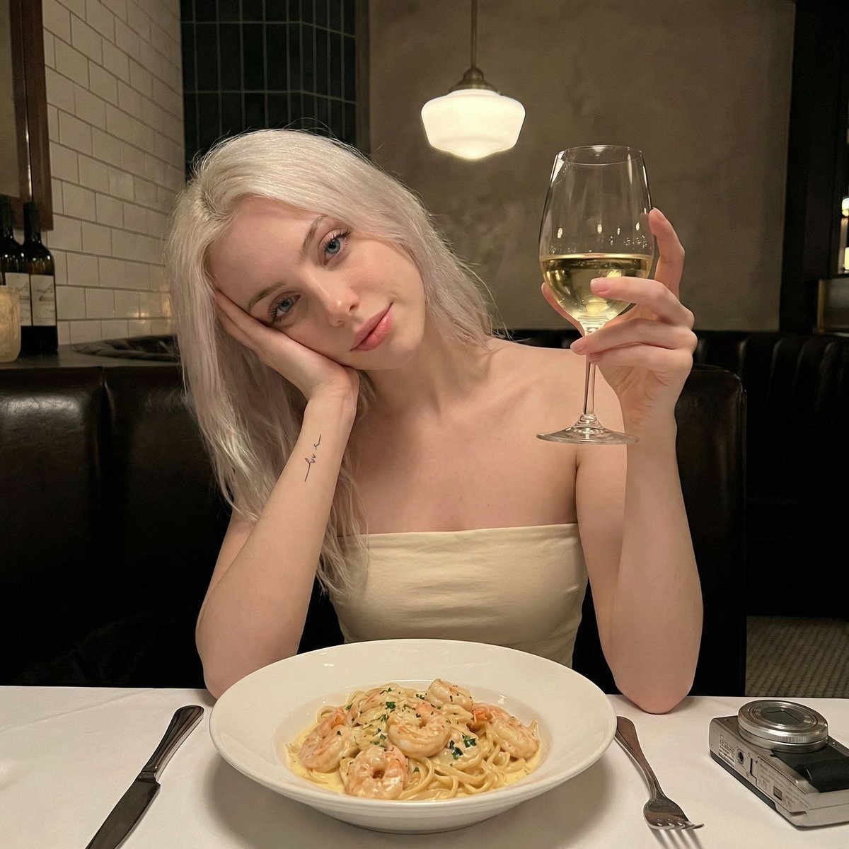 個人檔案 / 頭像 - 超寫實晚餐自拍提示詞