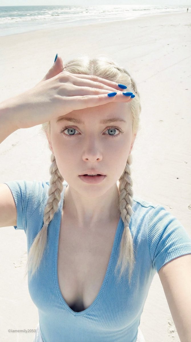 个人资料 / 头像 - iPhone 15 Pro 海滩抓拍自拍提示词 - Image 1