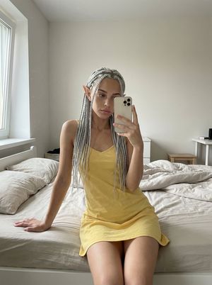 无滤镜、坦率的卧室自拍模拟