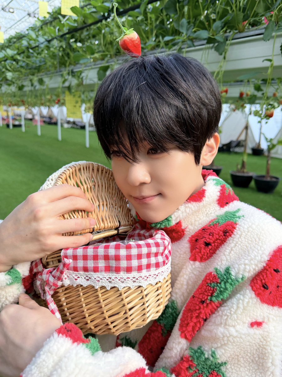 ASCII Art with Strawberry