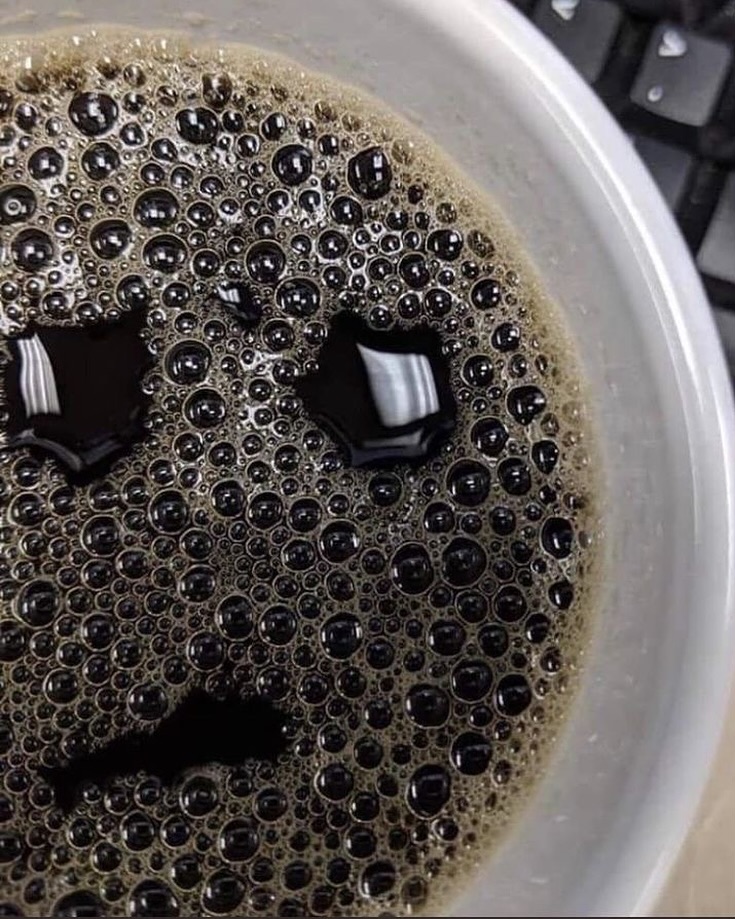 Social-Media-Beitrag - Pareidolia Coffee Foam Face - Image 1