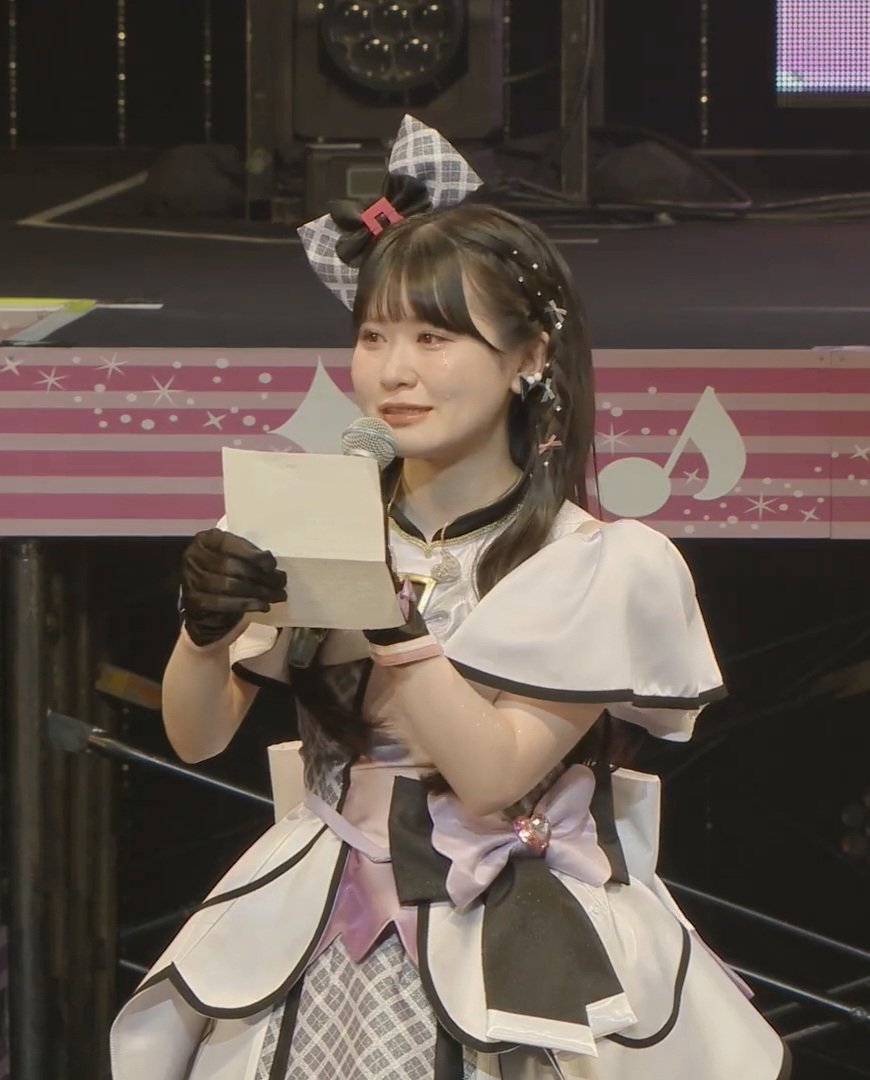 Social-Media-Beitrag - Emotional Idol Reading Letter on Stage - Image 1