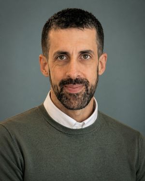 Studio Portrait From Train Photo – GPT Image 2 prompt by Víctor M. López Cano