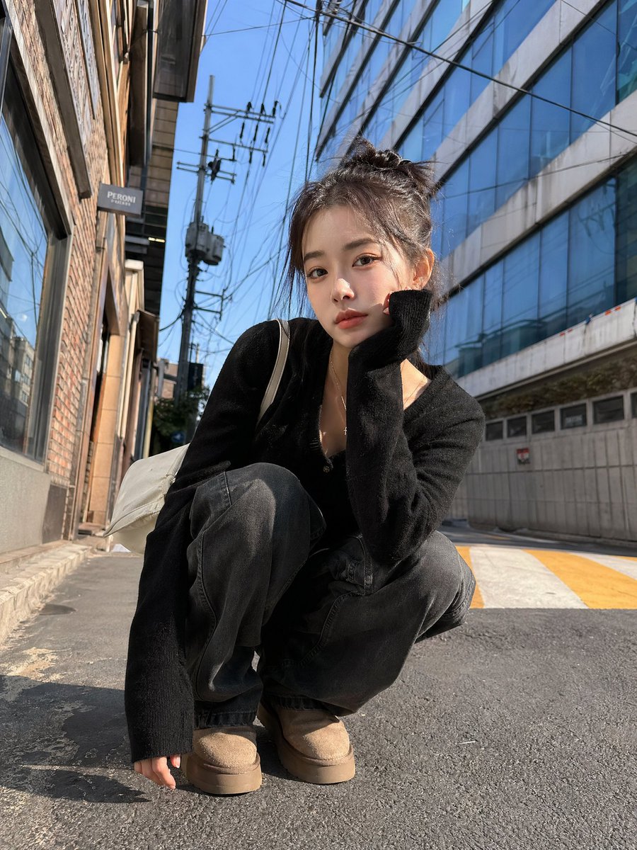 Korean Girl Street Photography example 3