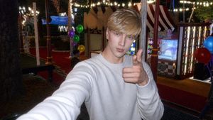 Sims 4 to CCD Carnival Selfie