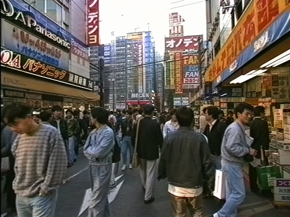 Publicación en redes sociales - Foto callejera de Akihabara en los años 90 - Image 1