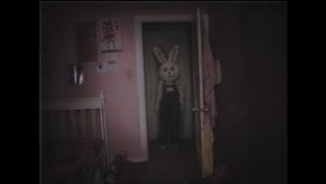 诡异 VHS 卧室门口人影