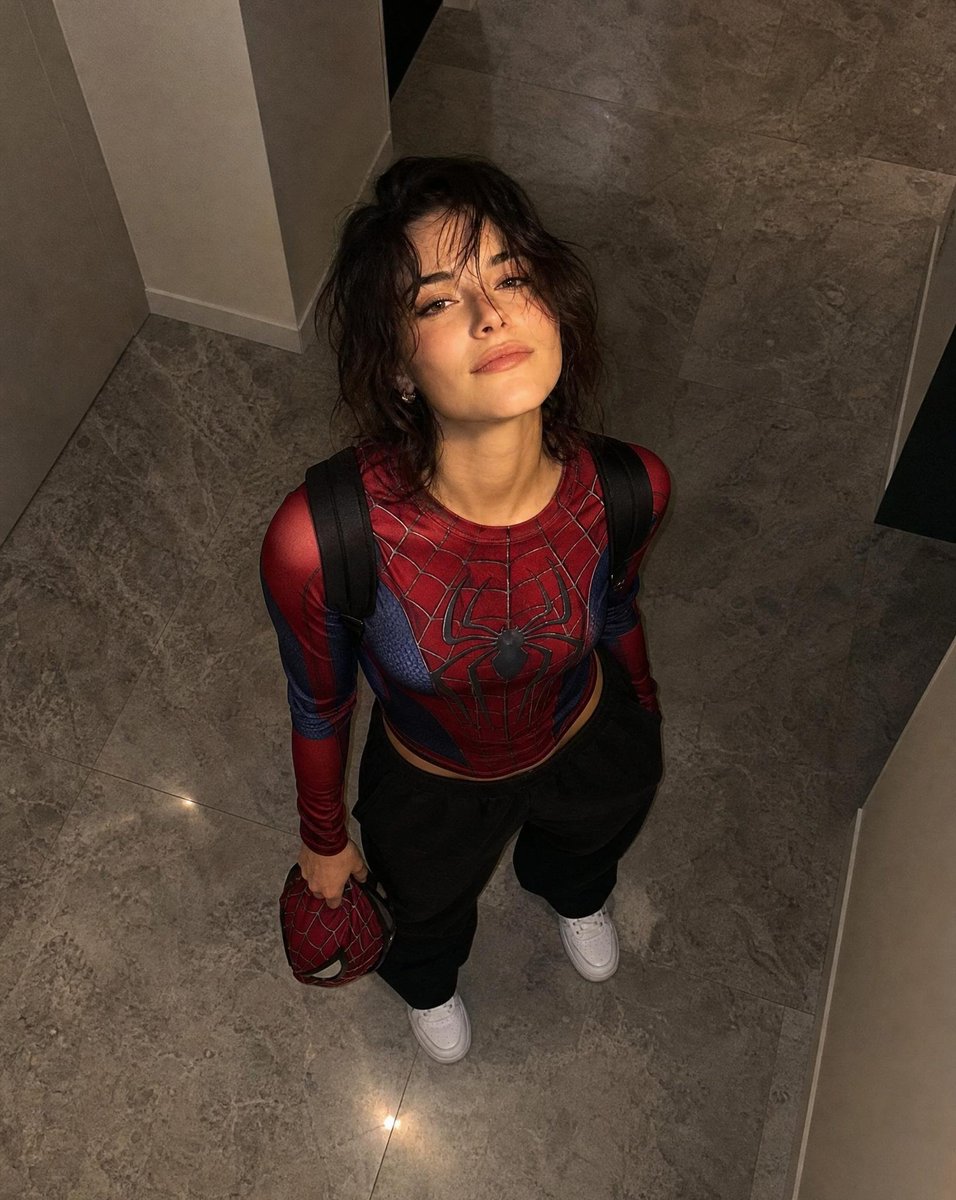 off-duty-spider-man-elevator-selfie-4a718452a117a22aac85c331