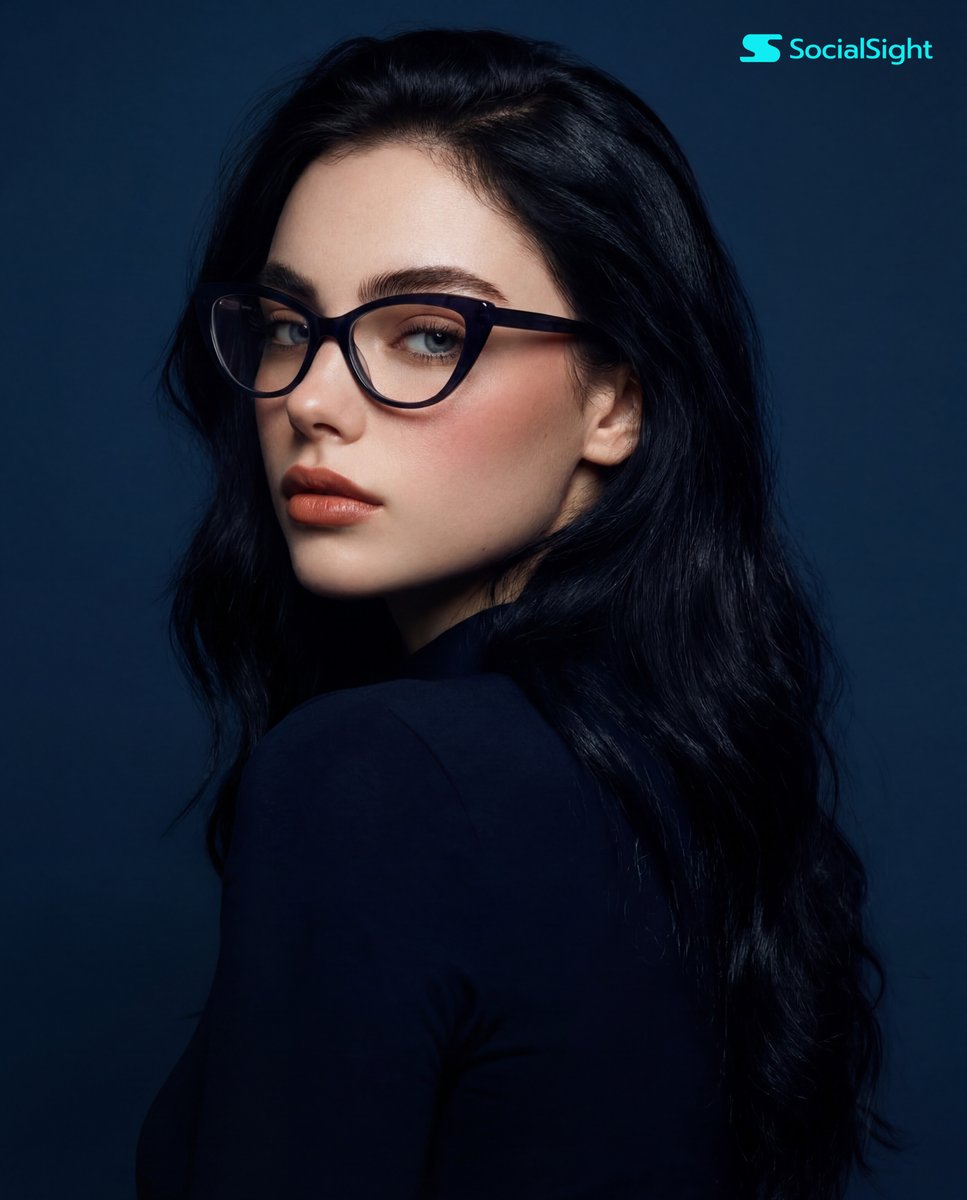 Dramatic Studio Portrait with Cat-Eye Glasses 案例图