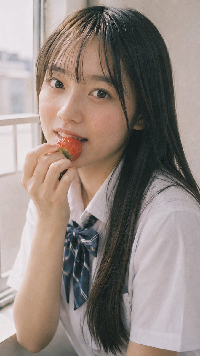 Summer Uniform Portrait with Strawberry 案例图