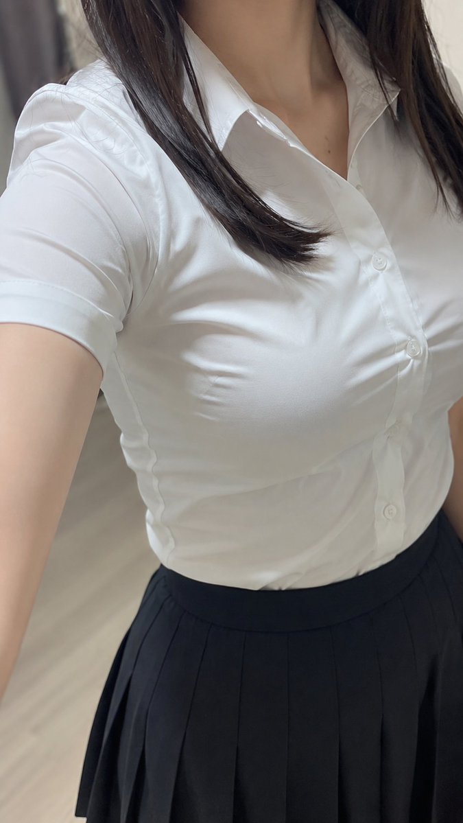 写实风格办公室穿搭自拍