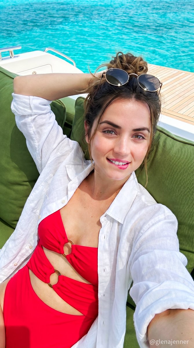 AI-промпт: Luxury Yacht Resort Selfie