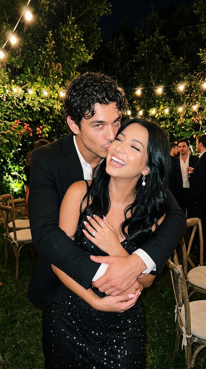AI-промпт: Candid Garden Party Couple Photo