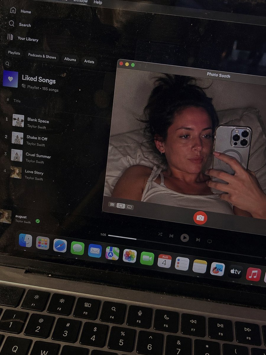 Sample output image for Realistic MacBook Screen POV