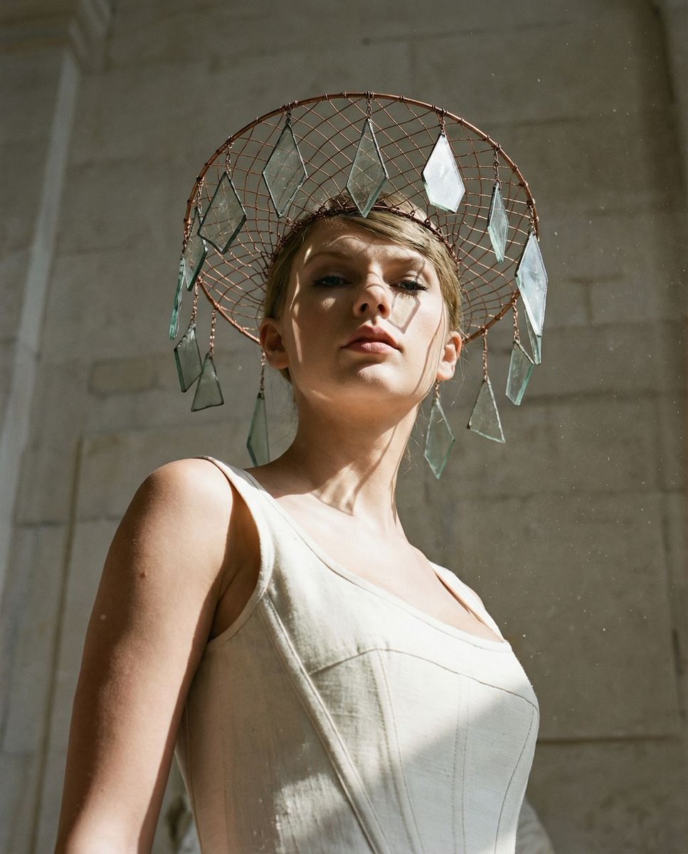AI-промпт: Sculptural Authority Fashion Portrait