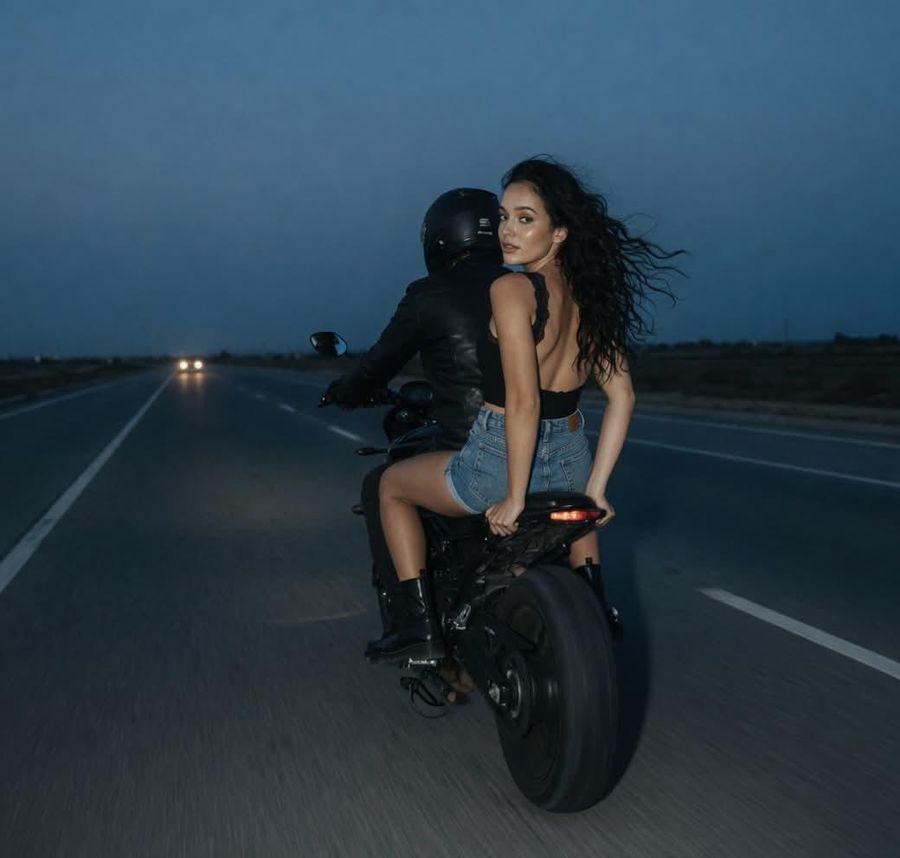Prise de vue cinématographique d'un duo de motards au crépuscule