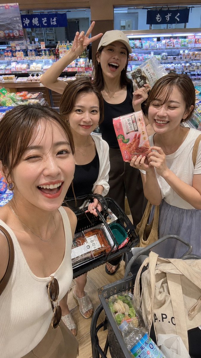 Profile / Avatar - Vacation Grocery Selfie - Image 1