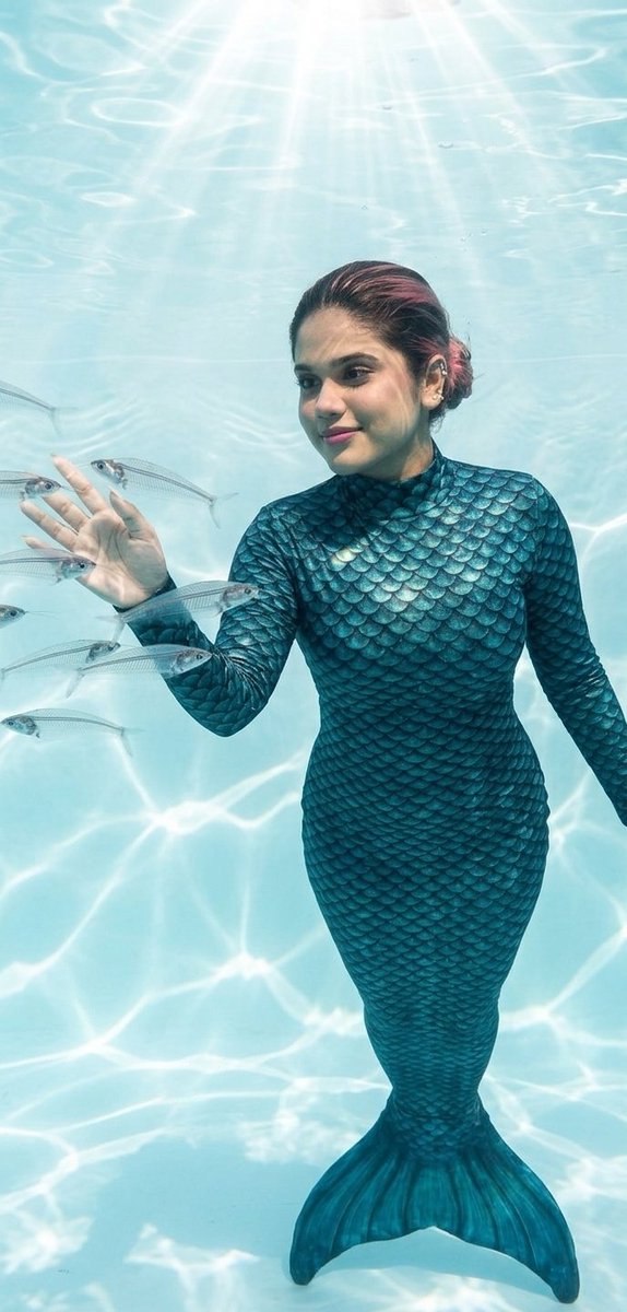 Sirène dans un royaume sous-marin aux eaux cristallines