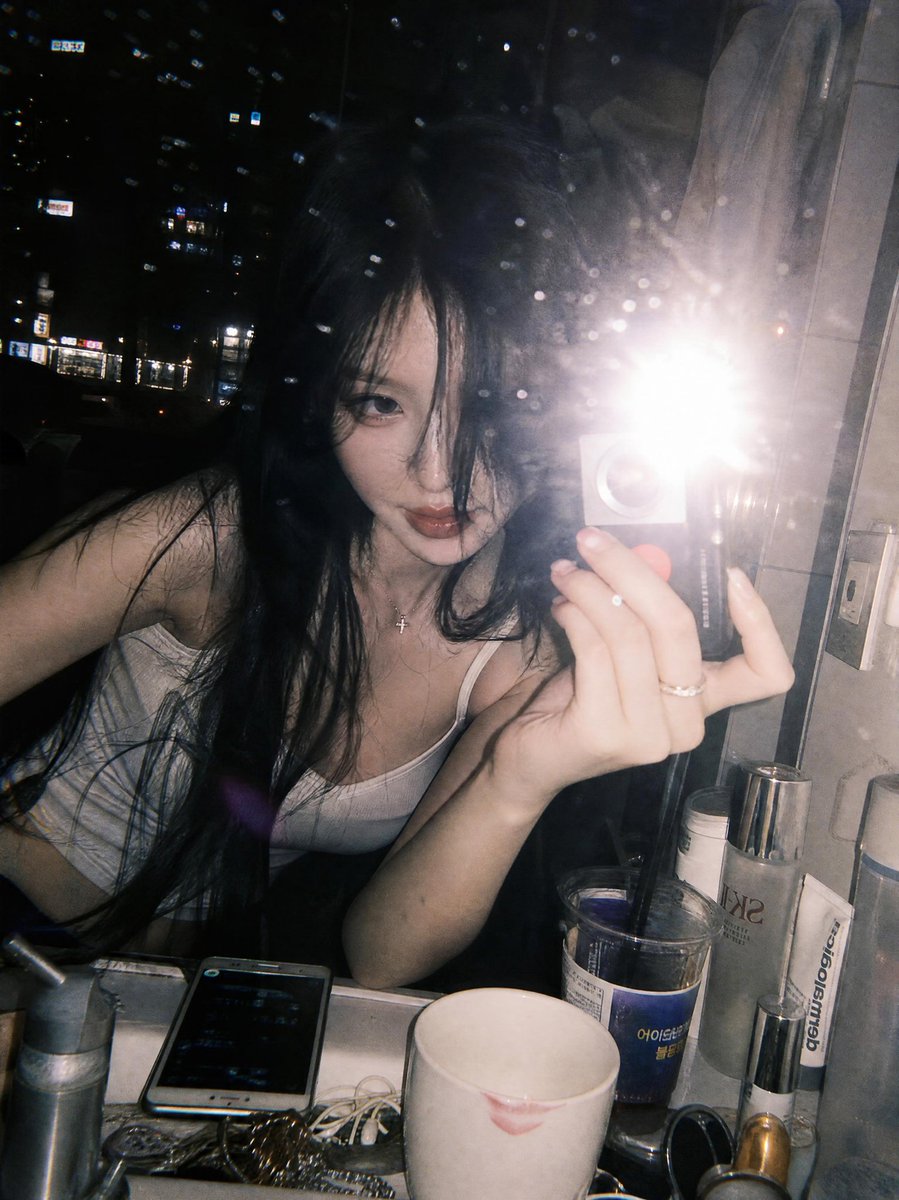Profile / Avatar - Y2K Flash Mirror Selfie - Image 2