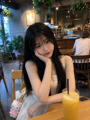 Candid Cafe Smartphone Photo Prompt AI image template preview