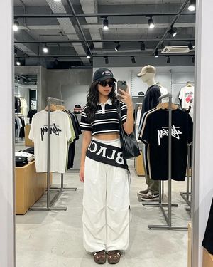 Mirror Selfie in Urban Store AI image template preview
