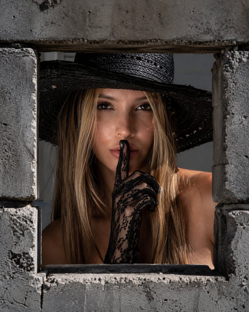 Editorial Peephole Silence Gesture