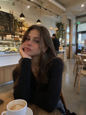 参考效果：Realistic iPhone Cafe Portrait