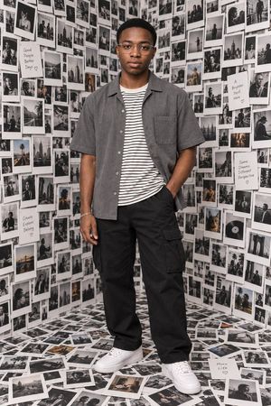 参考效果：Polaroid Gallery Installation Portrait