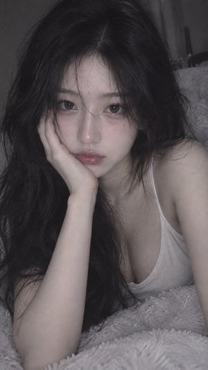 参考效果：Moody Aesthetic iPhone 自拍人像