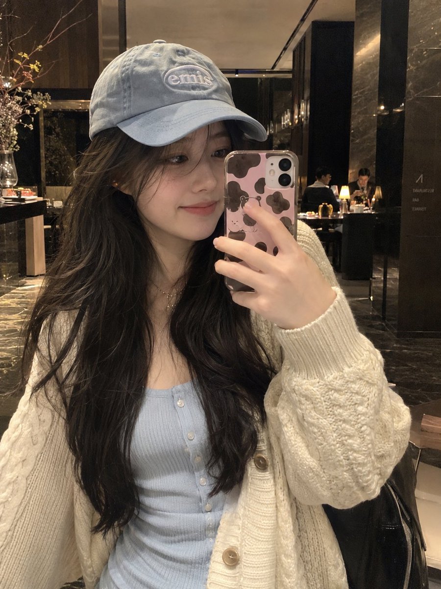 Realistic Smartphone Selfie Prompt