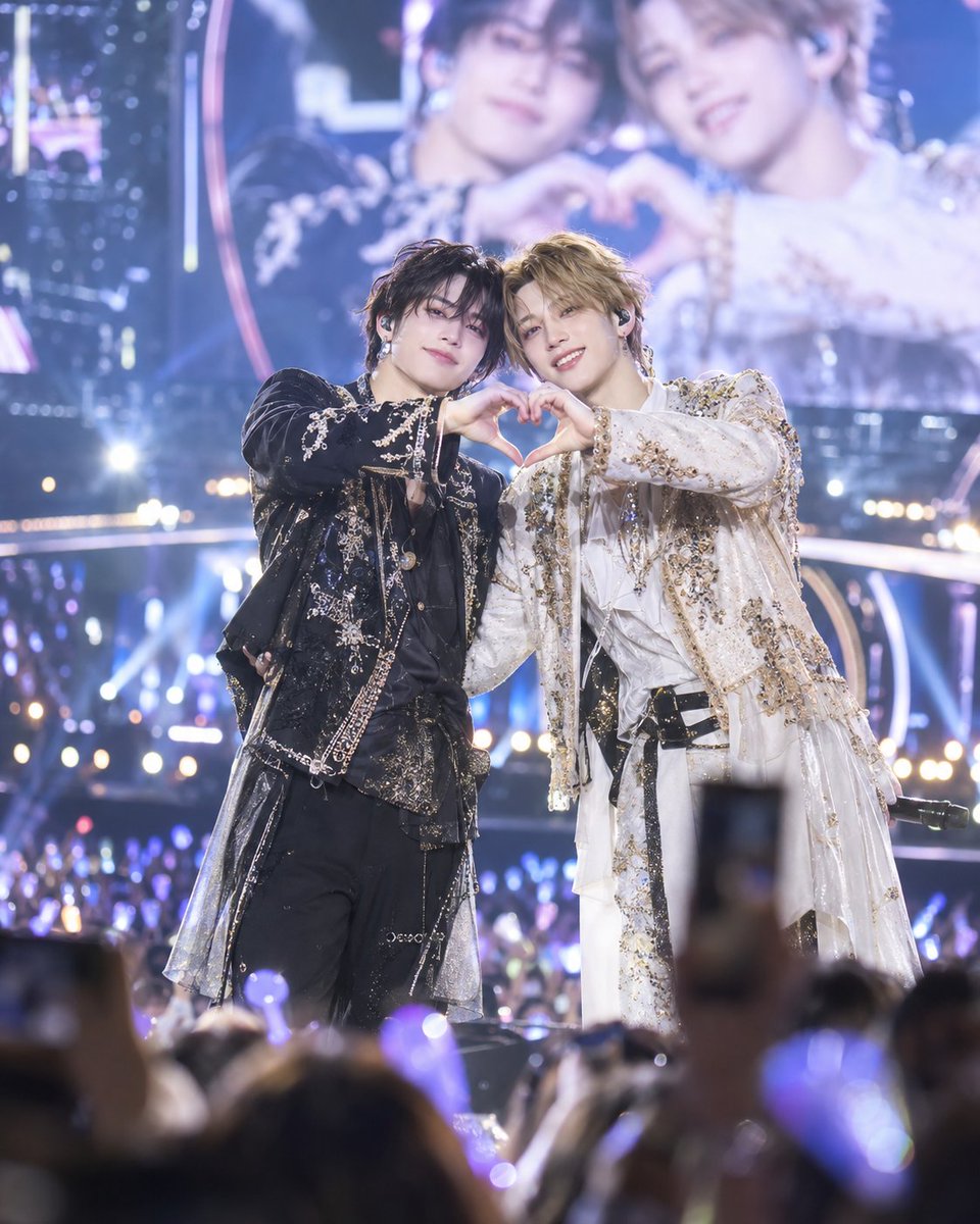 K-pop идолы делают жест в виде сердца