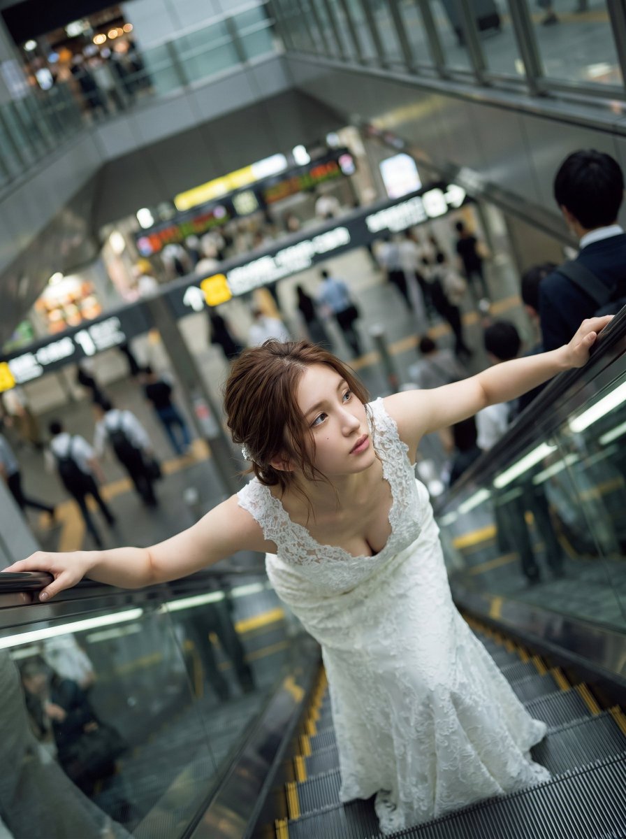 Profile / Avatar - Escalator Dreaming Bride in Osaka Station - Image 4